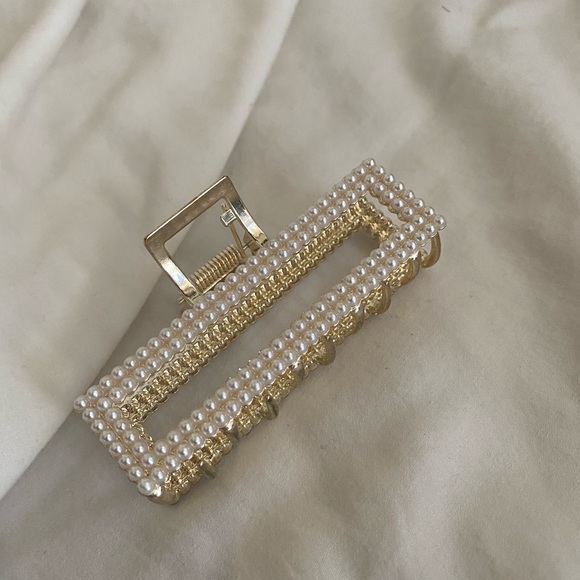 Gold and Pearl Claw HairClip - Picture 5 of 5